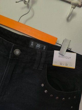 Pantalón vaquero negro recto con tachuelas
