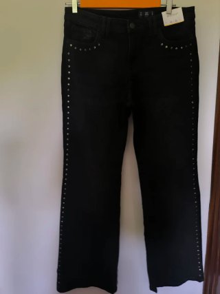 Pantalón vaquero negro recto con tachuelas