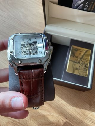 Reloj vintage elegante con caja y correa de cuero