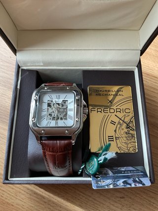 Reloj vintage elegante con caja y correa de cuero