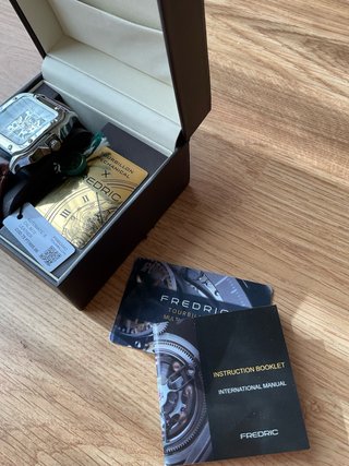 Reloj vintage elegante con caja y correa de cuero