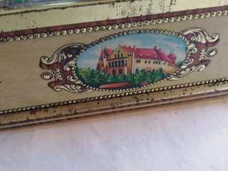 Caja metálica decorada