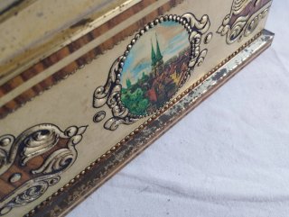 Caja metálica decorada