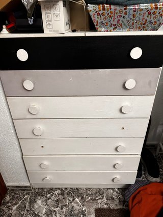 Cómoda de cajones de madera y plástico