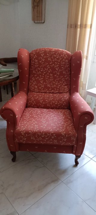 Sillón de tela con estampado floral