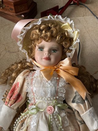 Muñeca de porcelana antigua