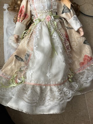 Muñeca de porcelana antigua