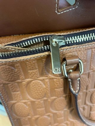 Bolso CH Marrón Piel Grabada