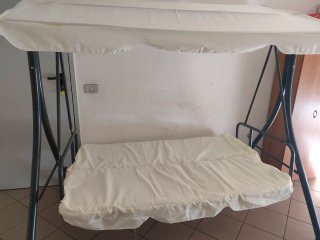 Dondolo da giardino bianco e grigio