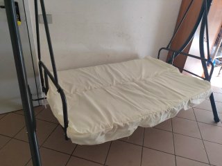Dondolo da giardino bianco e grigio