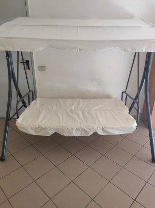 Dondolo da giardino bianco e grigio