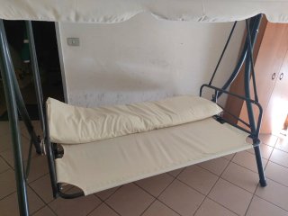 Dondolo da giardino bianco e grigio