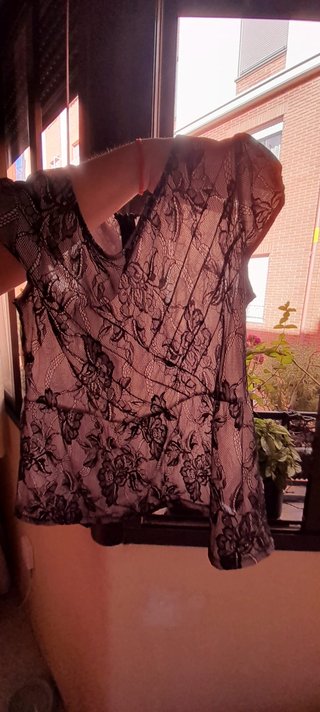 Blusa H&M negra encaje forrada