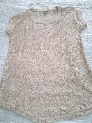 Blusa de encaje beige. Zara 36