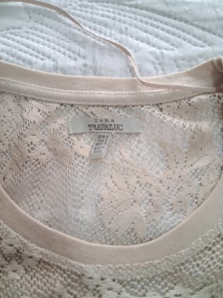 Blusa de encaje beige. Zara 36
