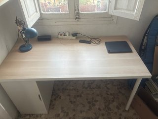 Escritorio de oficina blanco y madera