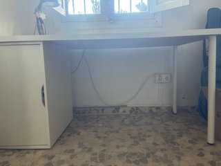 Escritorio de oficina blanco y madera