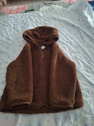 Chaqueta de peluche marrón con capucha