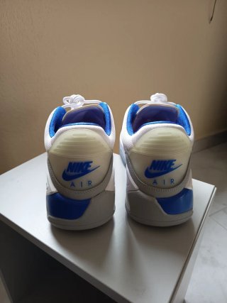 Zapatillas Jordan Blancas y Azules