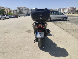 Kymco AK550 Maxi Scooter Negra