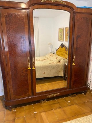 Armario de madera con espejo
