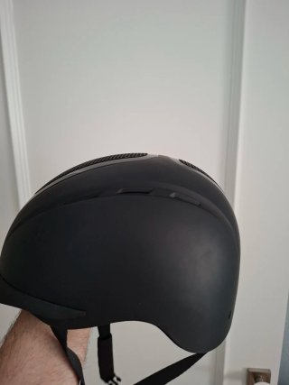 Casco de equitación negro.Marca HKM