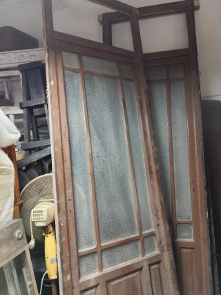 Puertas antiguas de madera con cristal