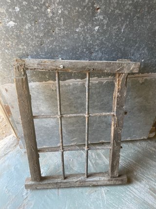 Reja antigua de madera y metal