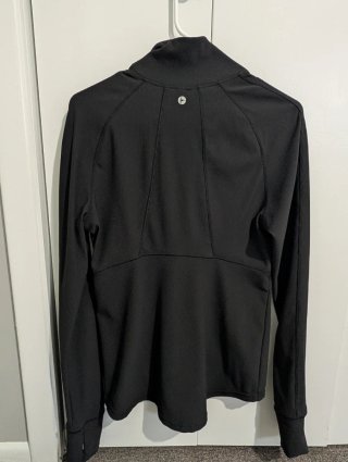 Chaqueta deportiva negra con cremallera