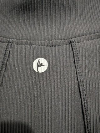 Chaqueta deportiva negra con cremallera