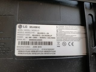 Televisor LG 32' con soporte fijo para pared.