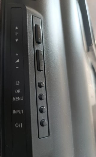 Televisor LG 32' con soporte fijo para pared.