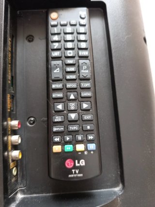 Televisor LG 32' con soporte fijo para pared.