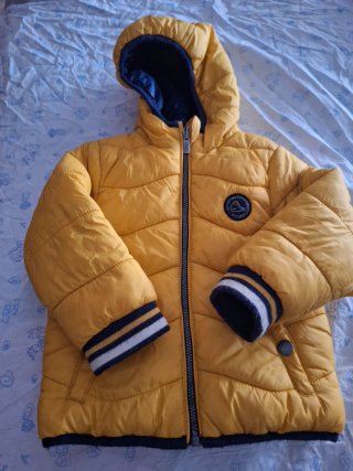 Chaqueta amarilla con capucha