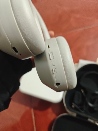 Auscultadores Sony WH-1000XM5 brancos novos