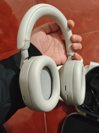 Auscultadores Sony WH-1000XM5 brancos novos