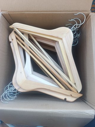 Perchas de madera con ganchos metálicos