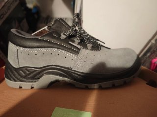 Zapatos de seguridad grises y negros