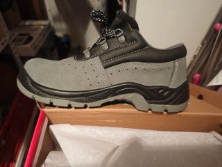Zapatos de seguridad grises y negros