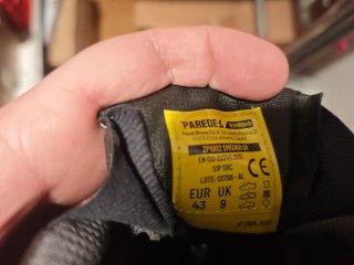 Zapatos de seguridad grises y negros