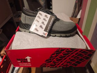 Zapatos de seguridad grises y negros