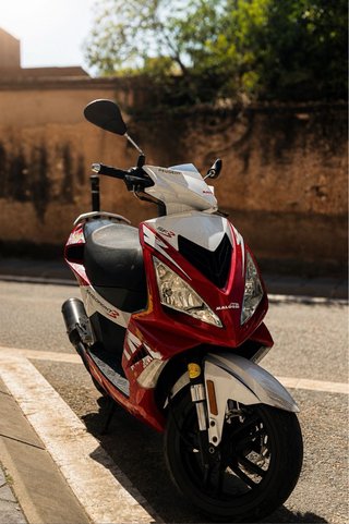 Peugeot SF3 Scooter Roja y Blanca.2015