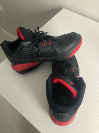 Jordan niño negras y rojas