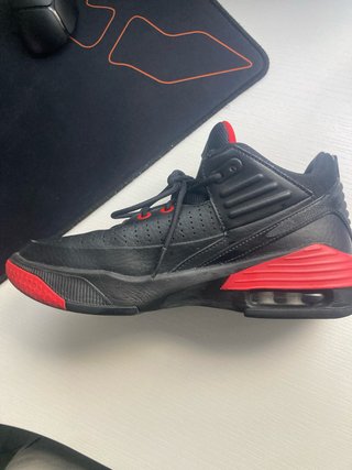 Jordan niño negras y rojas