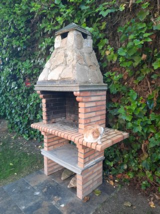 Barbacoa de obra de ladrillo y piedra