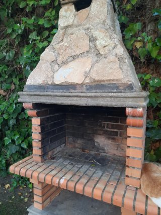 Barbacoa de obra de ladrillo y piedra
