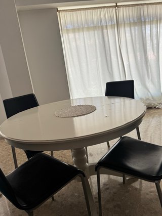 Mesa redonda Ikea blanca.