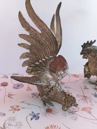 Figuras de gallos de pelea