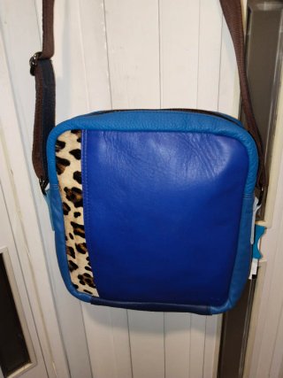 Bolso azul y multicolor