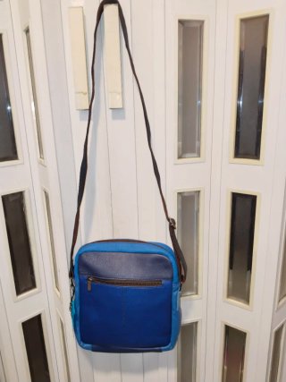 Bolso azul y multicolor